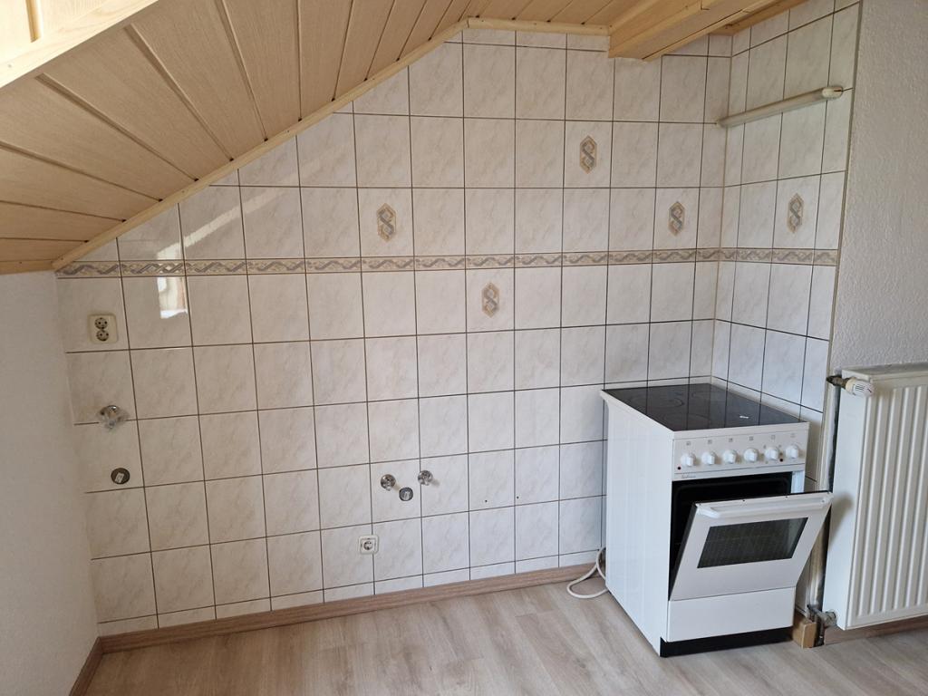 Gemütliche, sanierte & größere 2-Zimmerwohnung im Dachgeschoss eines Vierfamilienhauses zu vermieten! - Photo 2