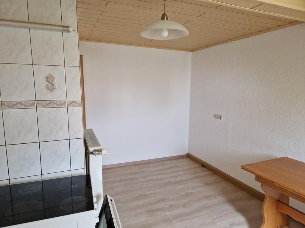 Gemütliche, sanierte & größere 2-Zimmerwohnung im Dachgeschoss eines Vierfamilienhauses zu vermieten! - Photo 1