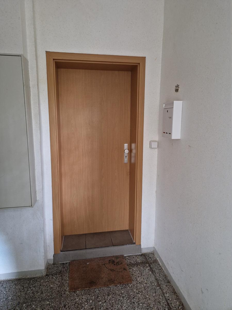 Wohnungstür von aussen.jpg