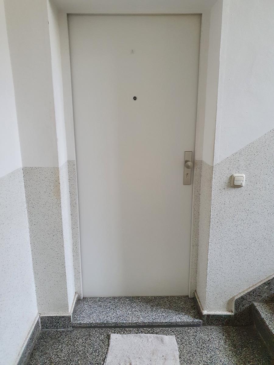 Wohnungstür von aussen.jpg