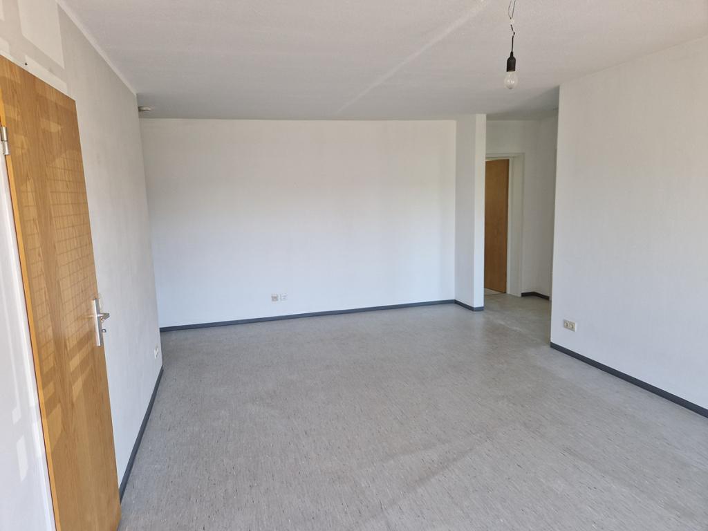 Eine attrakt. 3-RW m. Westbalkon & PKW-Aussenstellplatz kommt im 1.OG in Gera-Röppisch zur Vermietung. - Photo 1
