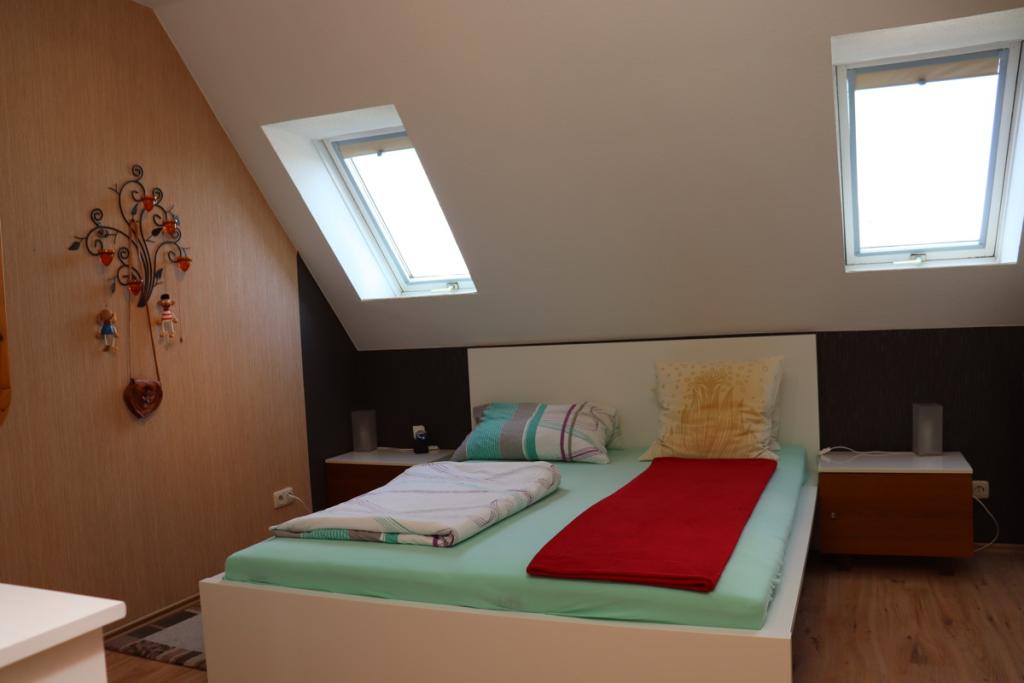 Schlafzimmer 1
