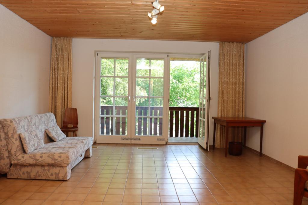 Schlafzimmer im Obergeschoss mit Zugang zur Loggia