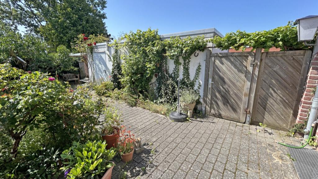 Terrasse mit Tür zur Garage