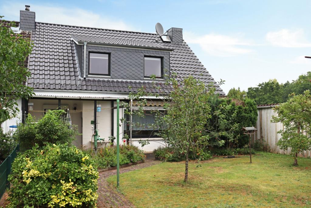 Blick vom Garten zur Terrasse