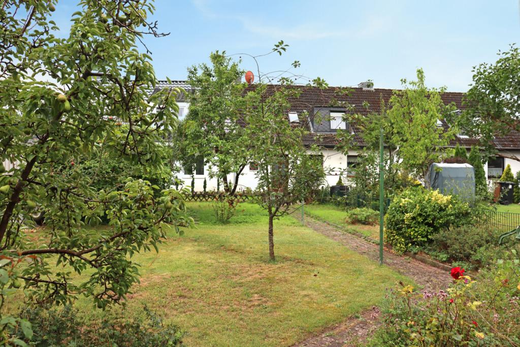 Blick von der Terrasse in den Garten