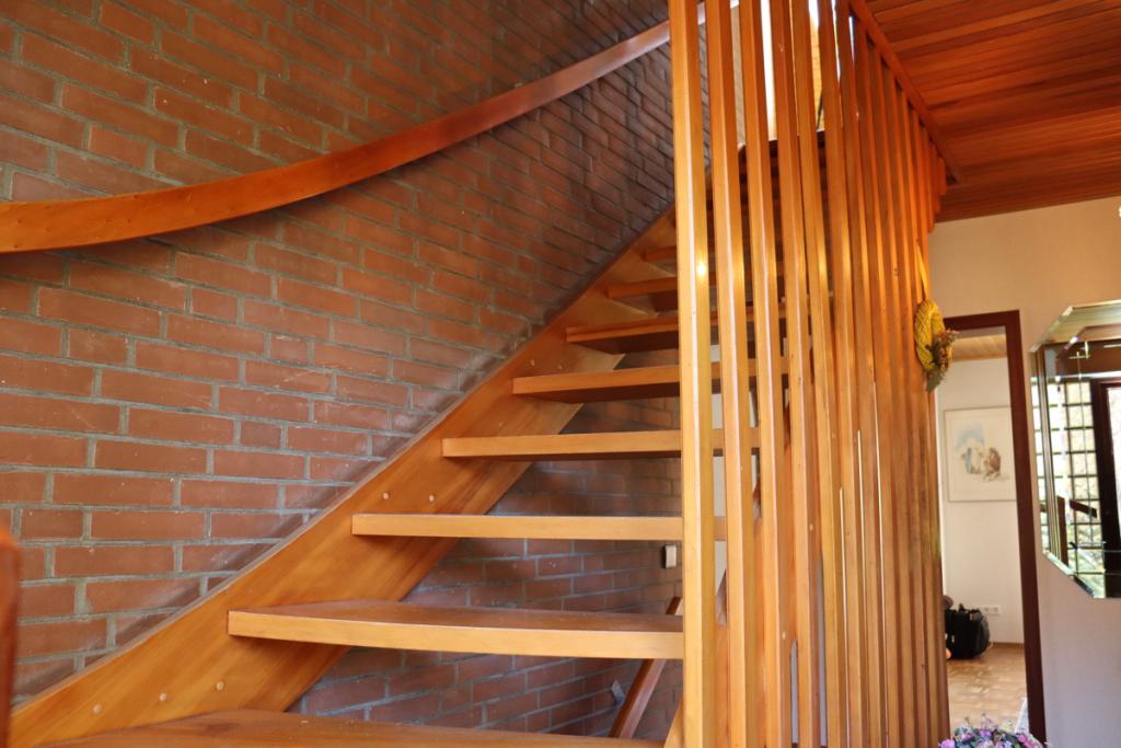 Holztreppe ins Dachgeschoss