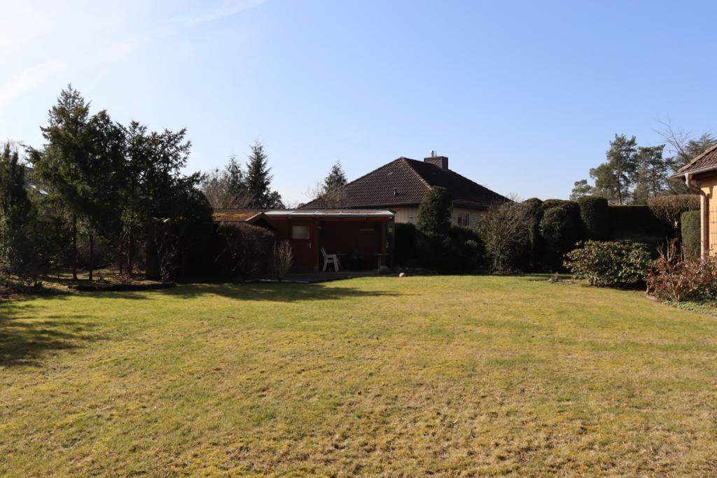 Große Gartenfläche mit separater teilüberdachter Terrasse und Geräteschuppen