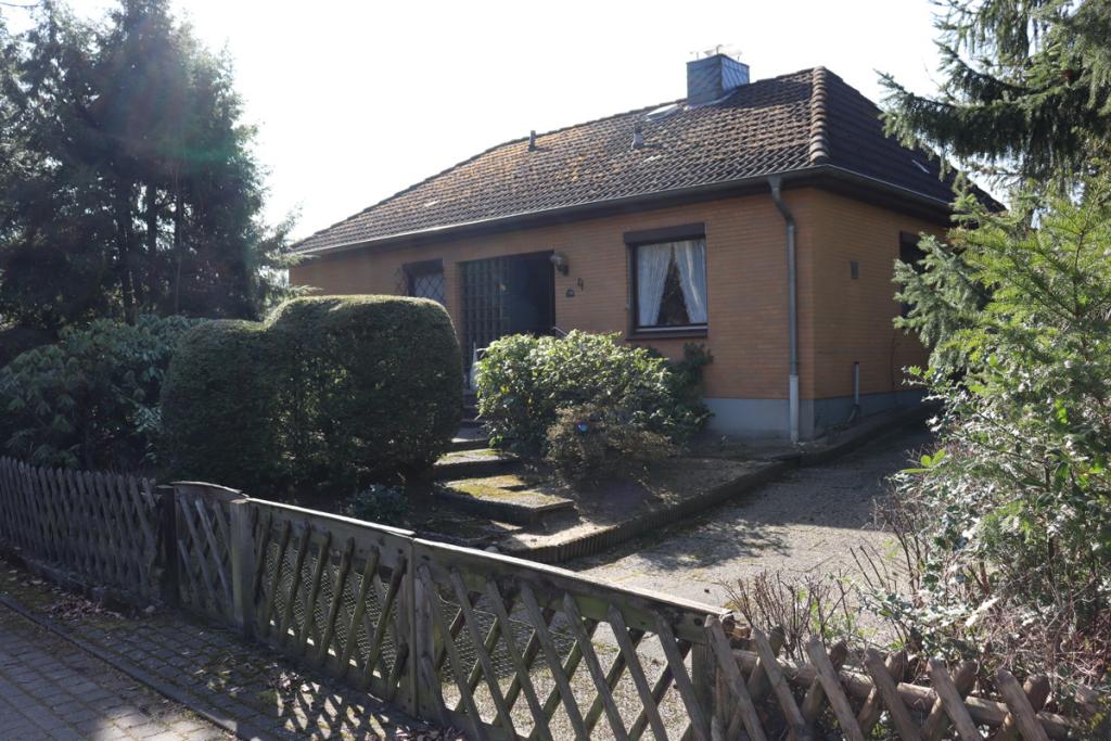 Außenansicht des Haupeingangs und Zufahrt zur Garage
