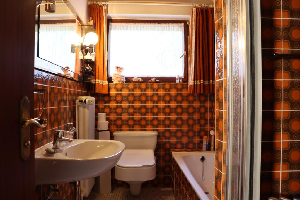 Badezimmer mit Wanne und Dusche
