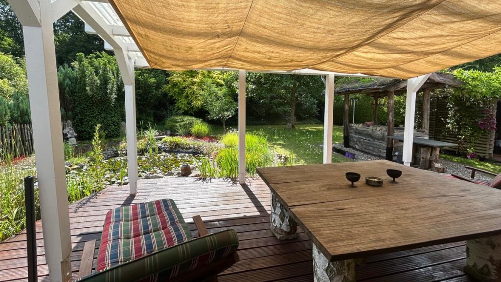 Blick über die Terrasse ins Grüne