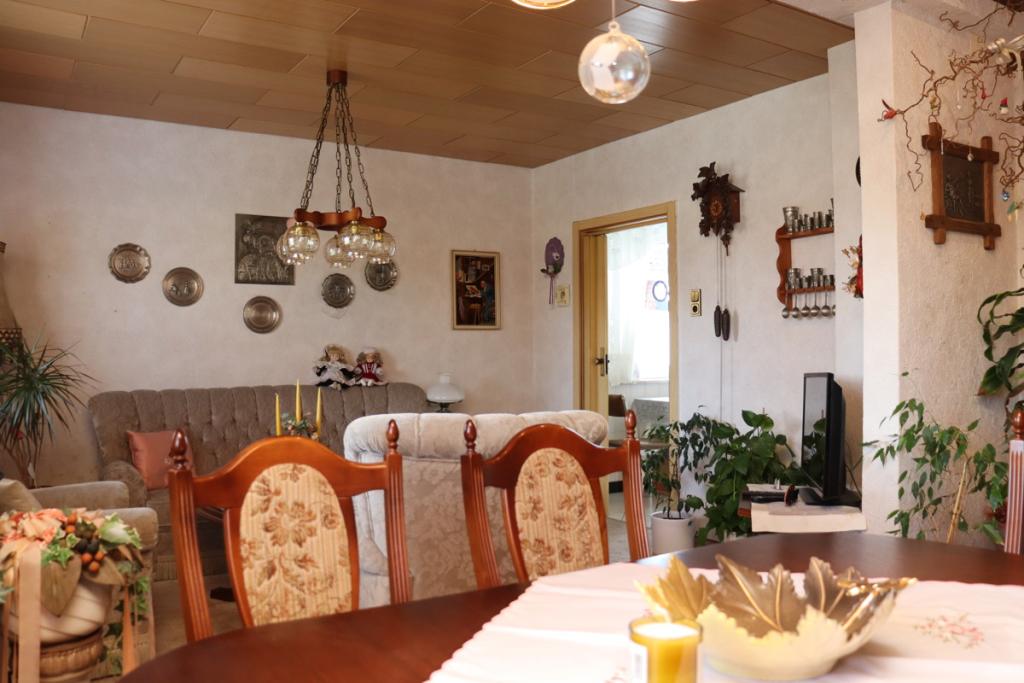 Wohnzimmer mit Blick zur Küche