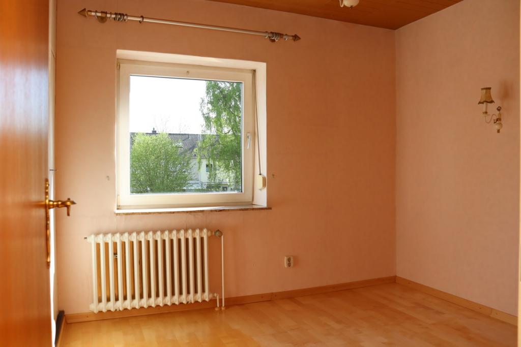 Kleines Schlafzimmer im Dachgeschoss
