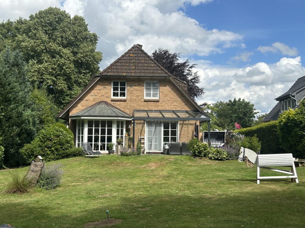 Blick aus dem Garten zum Haus