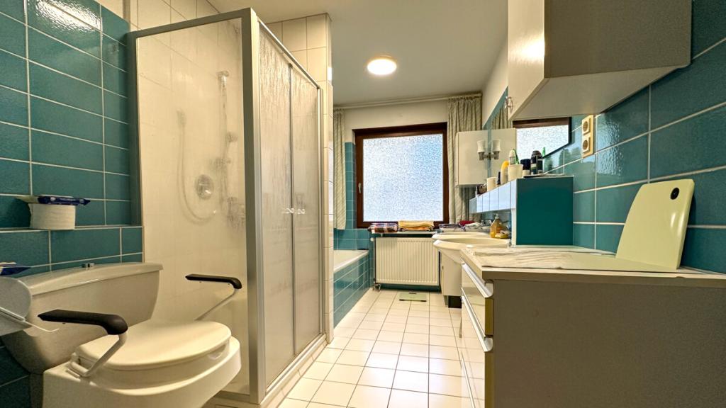 Vollbad mit Dusche im Erdgeschoss