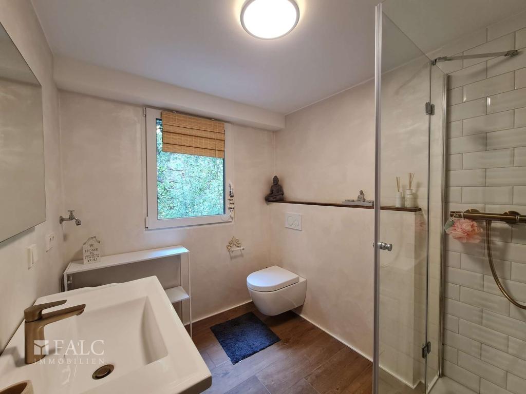 Bad mit Dusche.