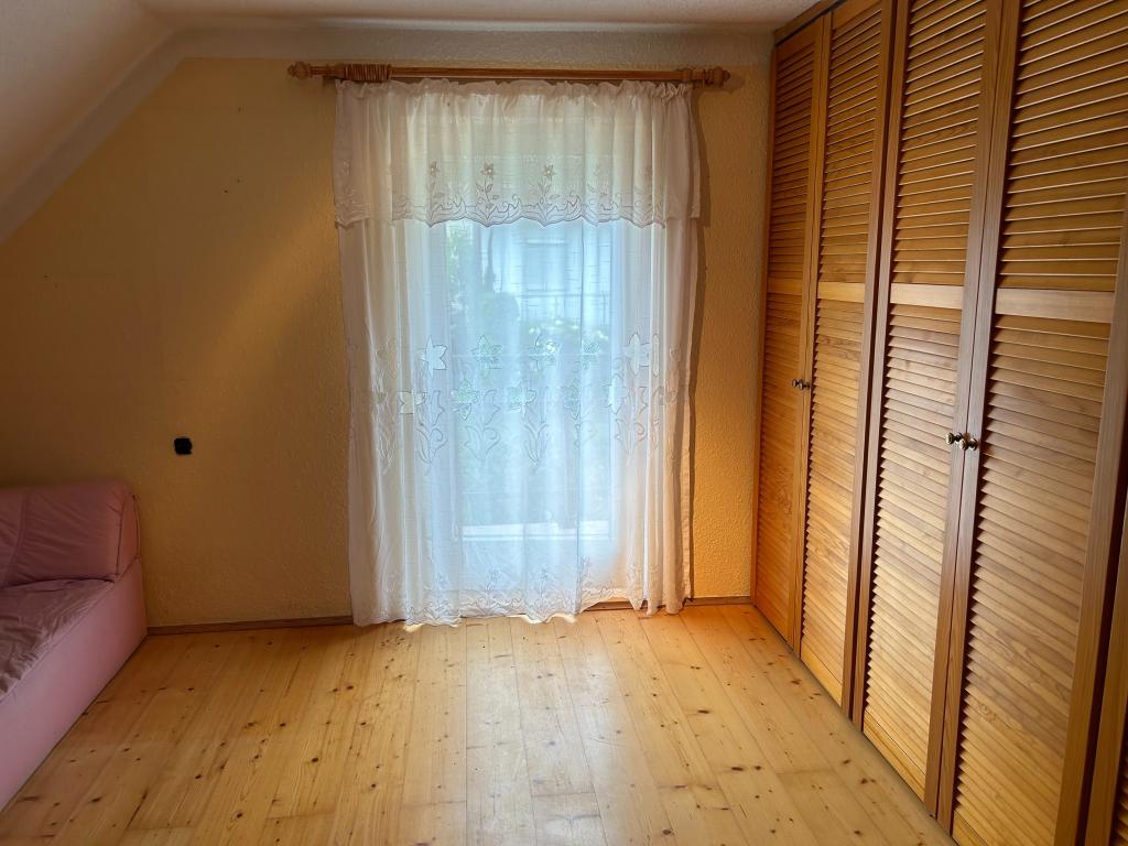 Zimmer mit Balkonzugang