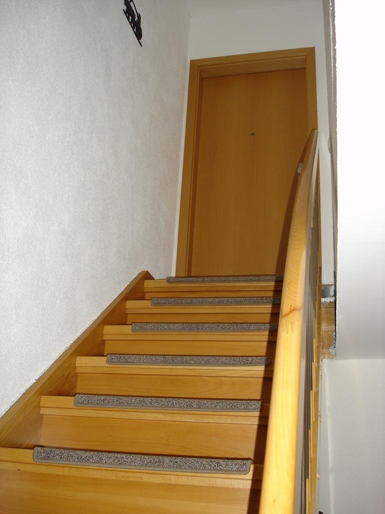 Treppe ins DG.JPG