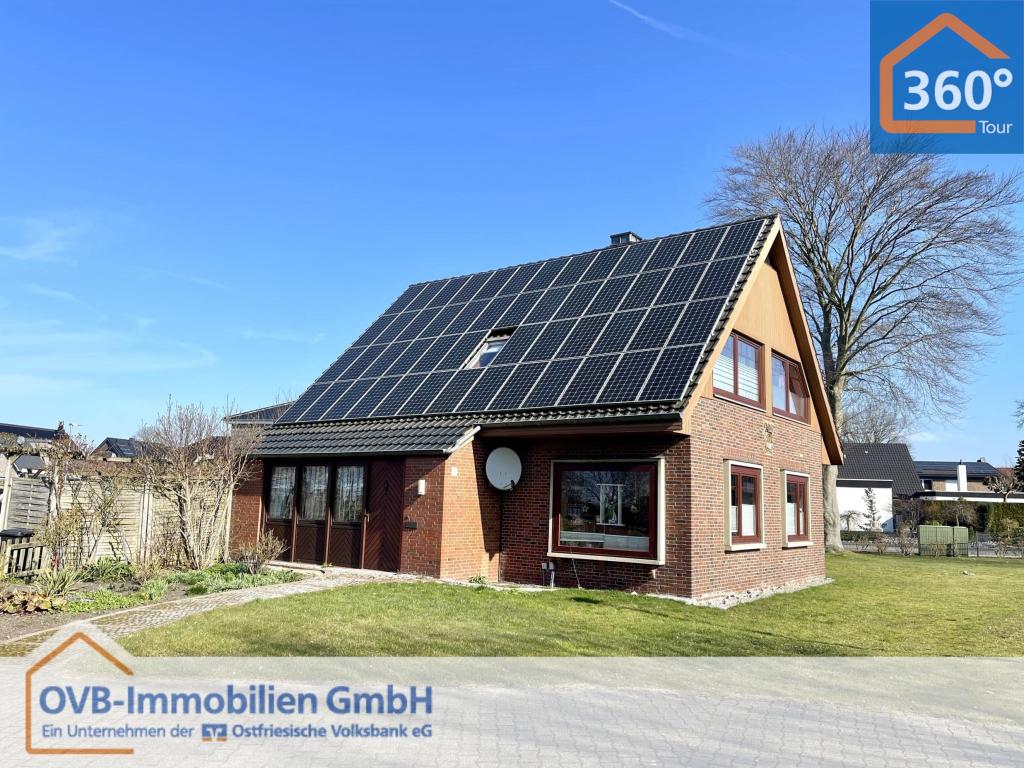 Außenansicht mit PV Anlage