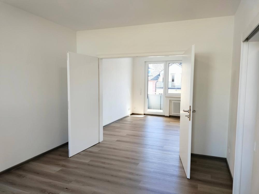 moderne Mietwohnung mit 2 Balkonen im Wohn- und Geschäftshaus - Foto 1