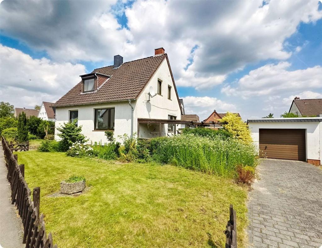 Ansicht mit Garage