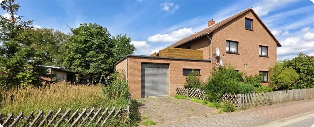 Südseite mit grosser Garage