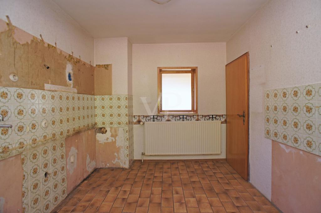Küche mit Durchreiche