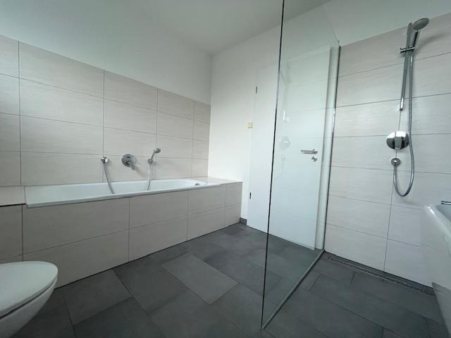 Schicke 2-Zimmer-Wohnung mit Balkon und Tiefgaragenstellplatz - Foto 3