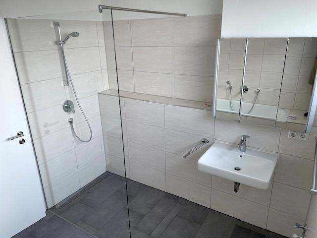Schicke 2-Zimmer-Wohnung mit Balkon und Tiefgaragenstellplatz - Foto 2