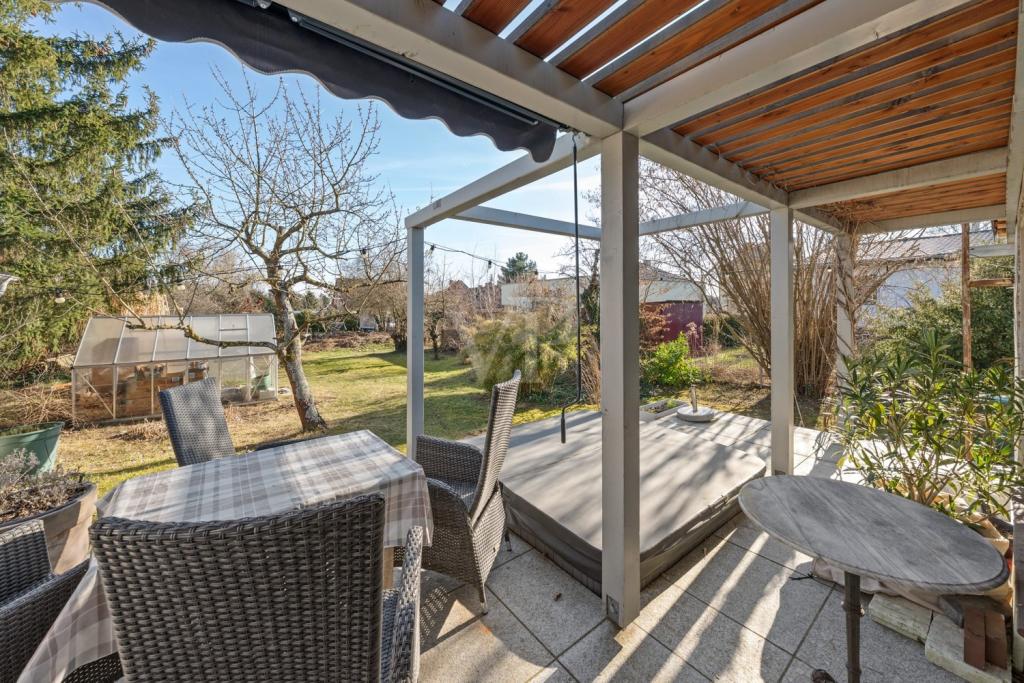 Gartenterrasse mit Whirlpool