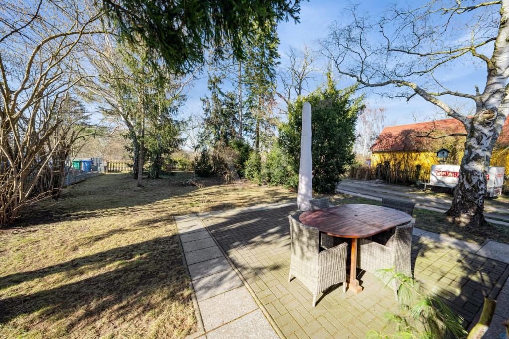 Terrasse im vorderen Garten