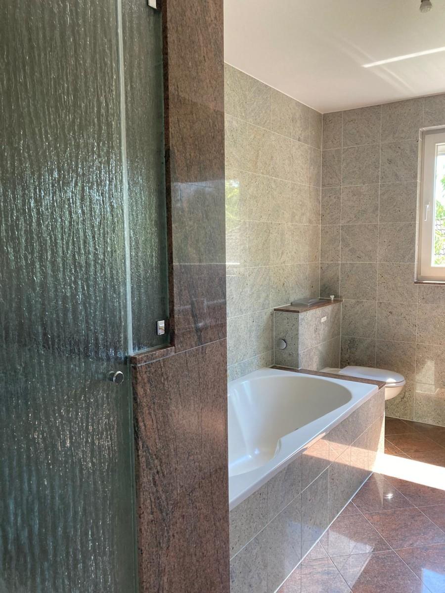 Bad mit Wanne und Dusche
