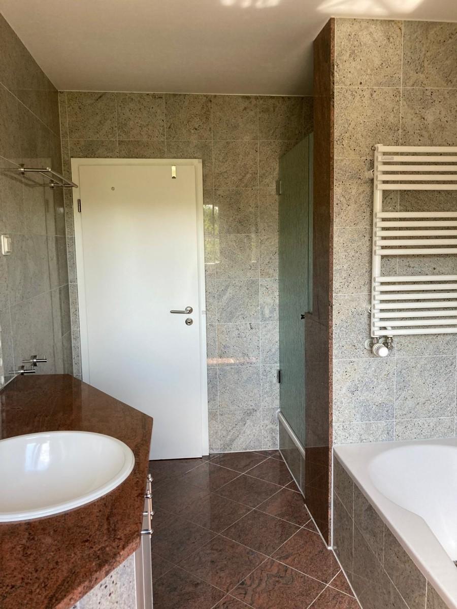 Bad mit Wanne und Dusche