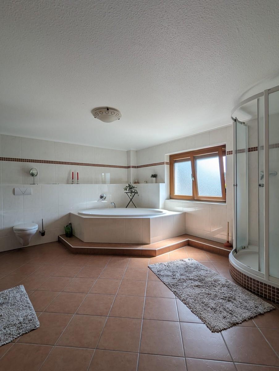 Großes Badezimmer