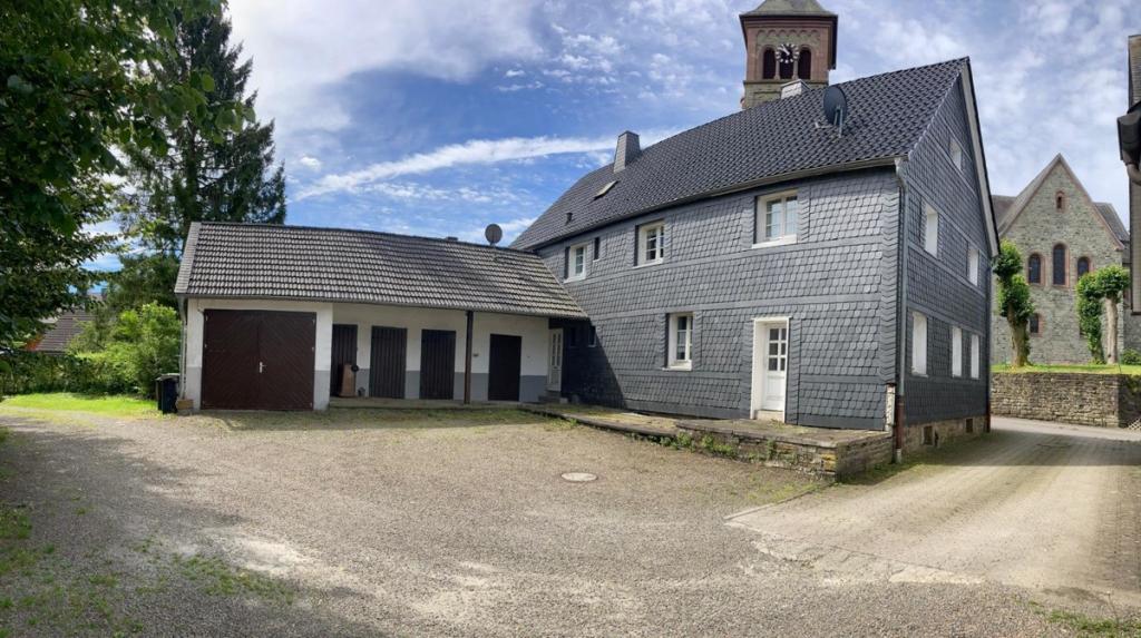 Rückansicht mit Nebengebäude