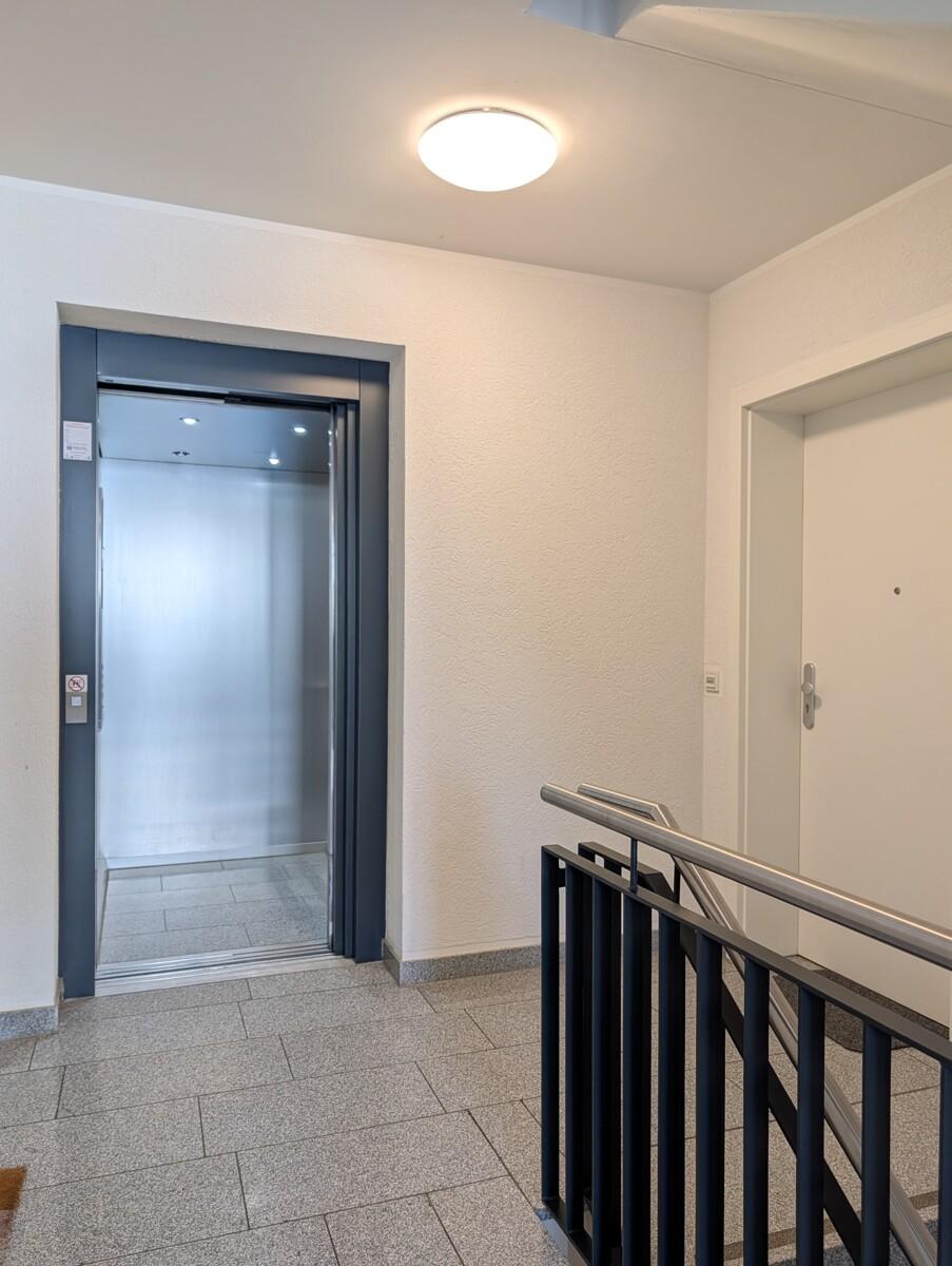 Aufzug neben Eingang