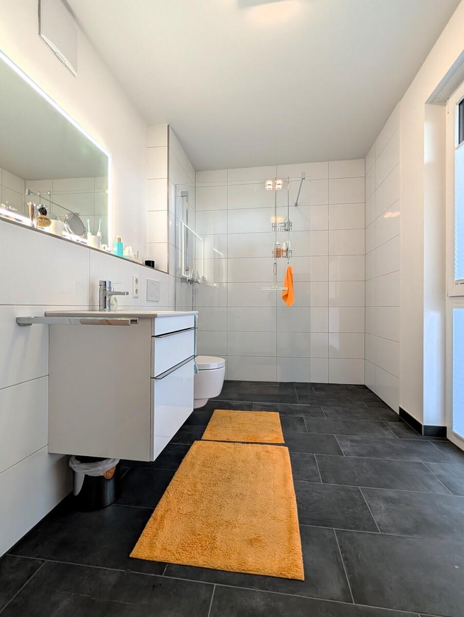 Modernes Duschbad