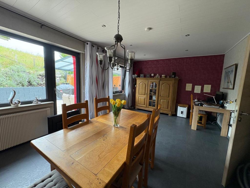Esszimmer mit Zugang zur Terrasse