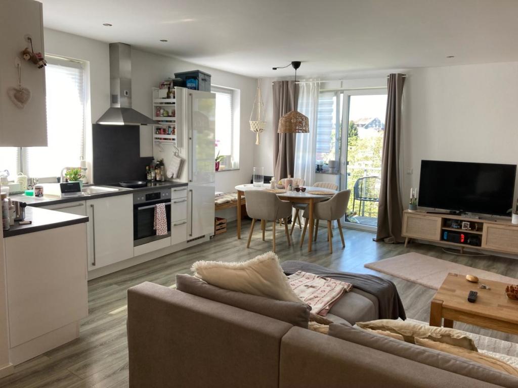 Heller Wohn-/Essbereich Wohnung links