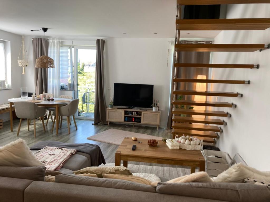 Wohnraum mit Aufgang zum Staffelgeschoss  (links)