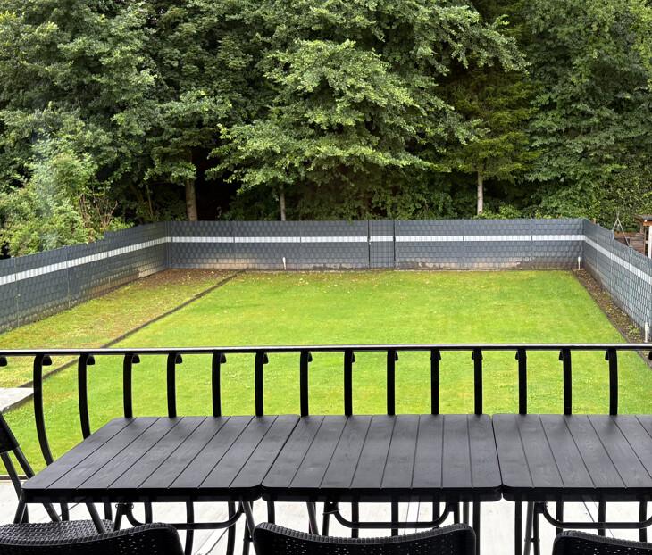 Blick vom Balkon in den Garten