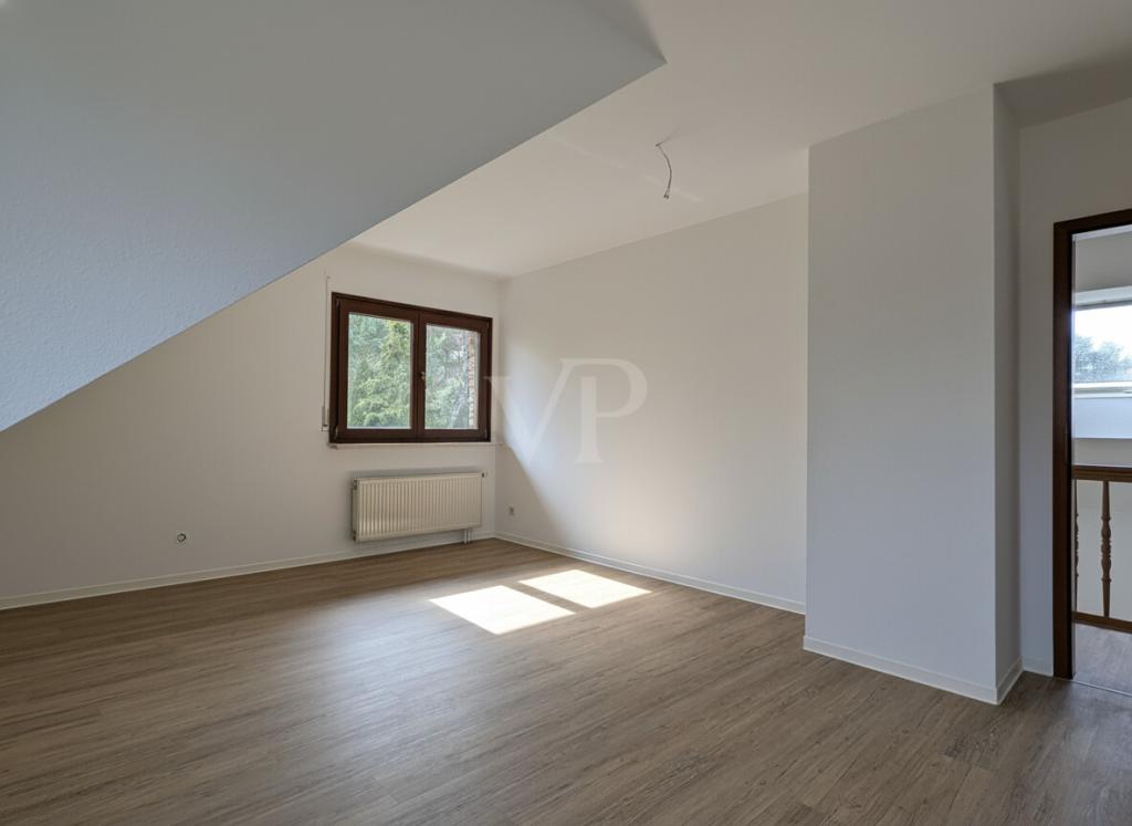 ! VOLLSTÄNDIG renoviertes Haus in ruhiger Wohnlage mit großzügigem Garten zu vermieten ! - Foto 4