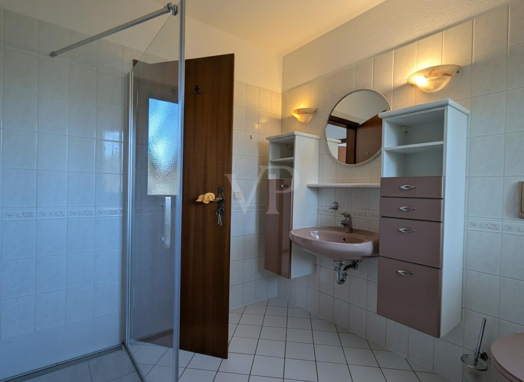 ! VOLLSTÄNDIG renoviertes Haus in ruhiger Wohnlage mit großzügigem Garten zu vermieten ! - Foto 1