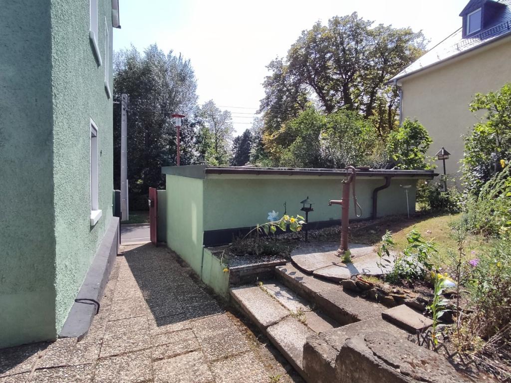 Weg zwischen Haus und Garage