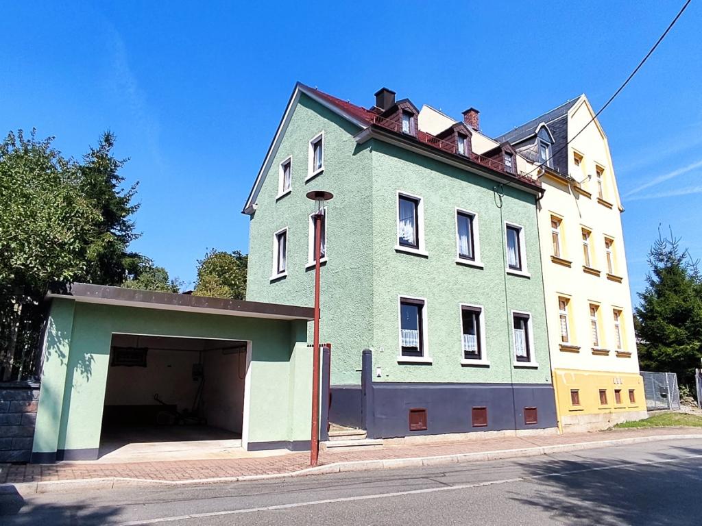 Wohnhaus mit Garage