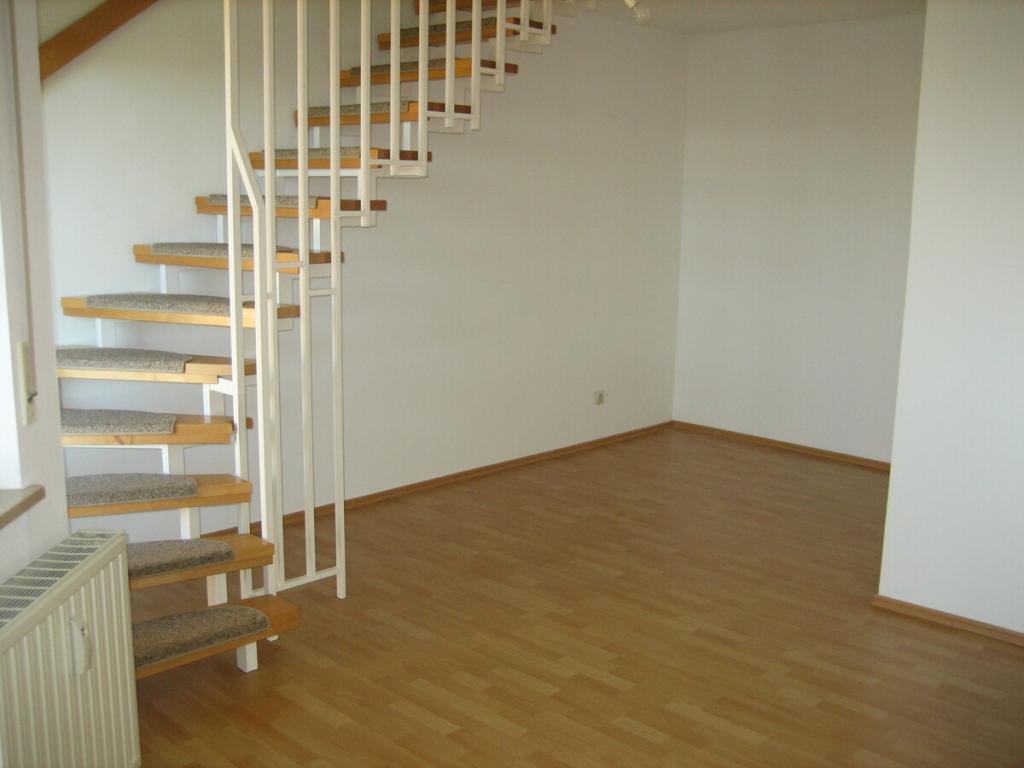 Wohnzimmer mit Treppenaufgang