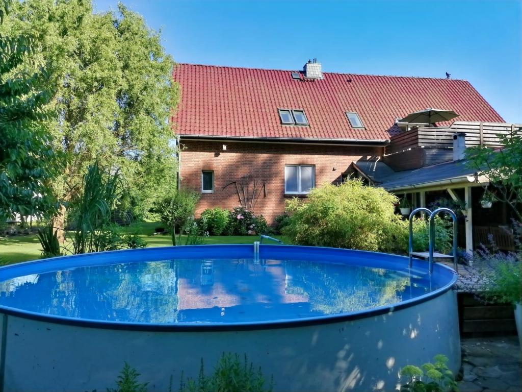 Rückseitige Ansicht im Sommer
