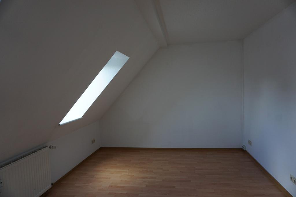 Frisch sanierte, helle Dachgeschosswohnung – nur 5 Minuten zum Zwenkauer Hafen - Photo 2