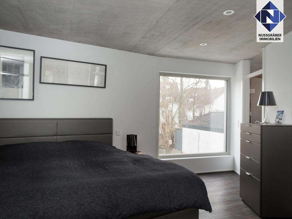 1. Schlafzimmer mit Zugang zum Bad