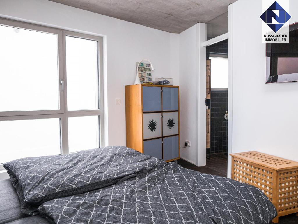 Schlafzimmer mit Zugang zum Bad